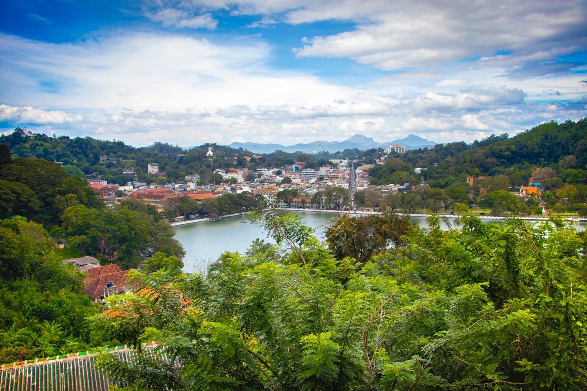 Hotel Lakefield Kandy Bagian luar foto